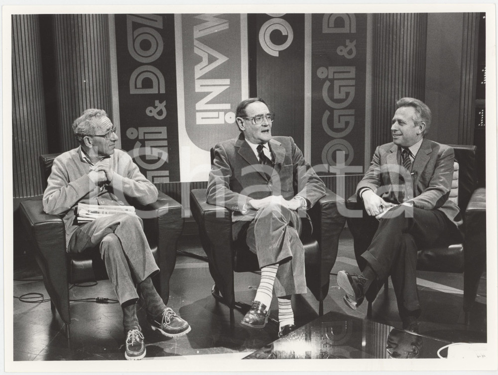 Fotografia d epoca originale 1985 ca RAI DUE  OGGI E DOMANI Mario SILVESTRI Luigi PINTOR Foto 24x18 cm 1