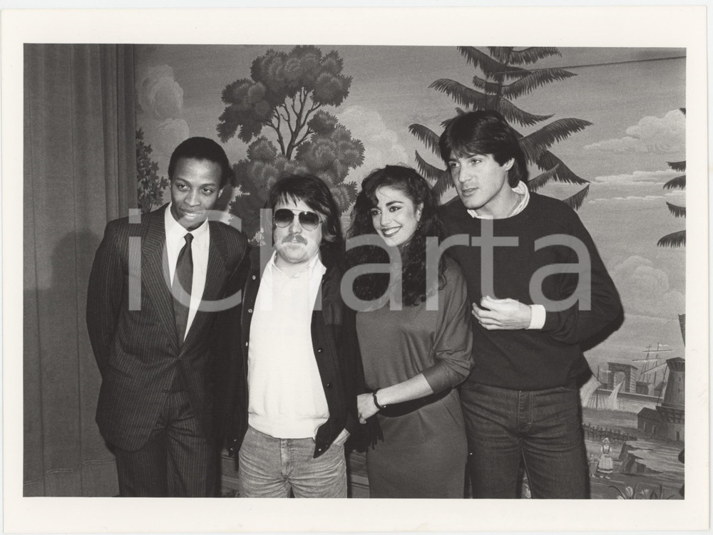 Fotografia d epoca originale 1983 MILANO Riccardo SESANI Tom HOOKER Patricia MOORE Russell RUSSELL Foto 24x18 1