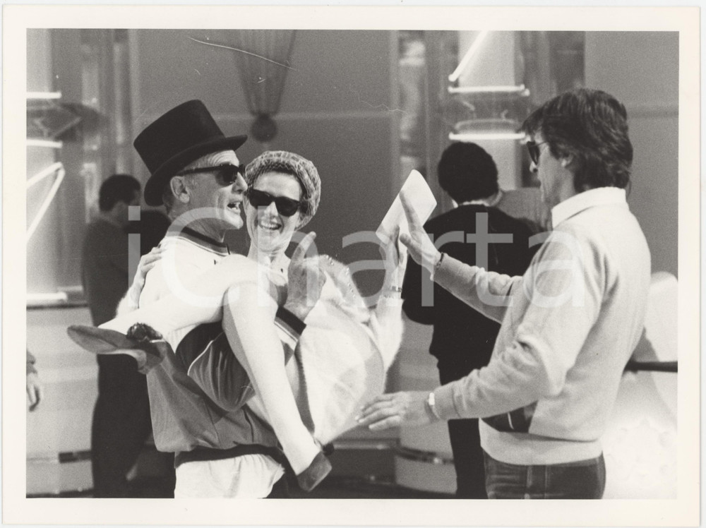 Fotografia d epoca originale 1985 ca RAI Philippe LEROY Loretta GOGGI Gianni BREZZA Foto 24x18 cm 1