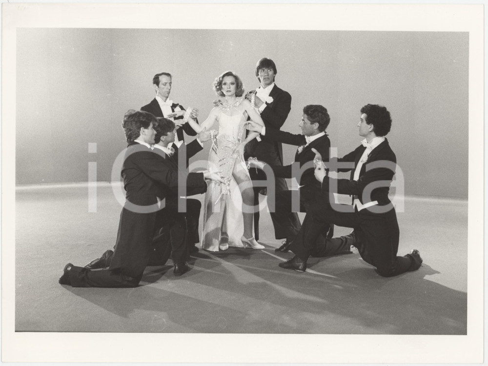 Fotografia d epoca originale 1985 RAI Loretta Goggi in quiz  Gianni BREZZA Loretta GOGGI e ballerini Foto 1