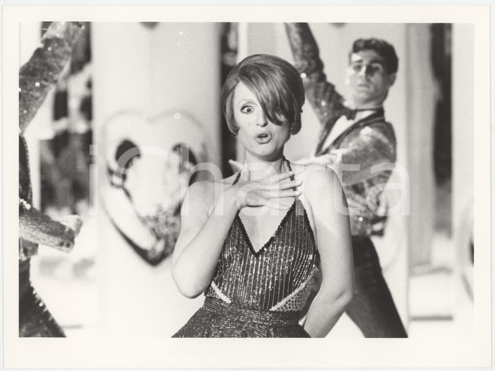 Fotografia d epoca originale 1985 ca RAI  Loretta GOGGI imita MINA Foto 24x18 cm 1