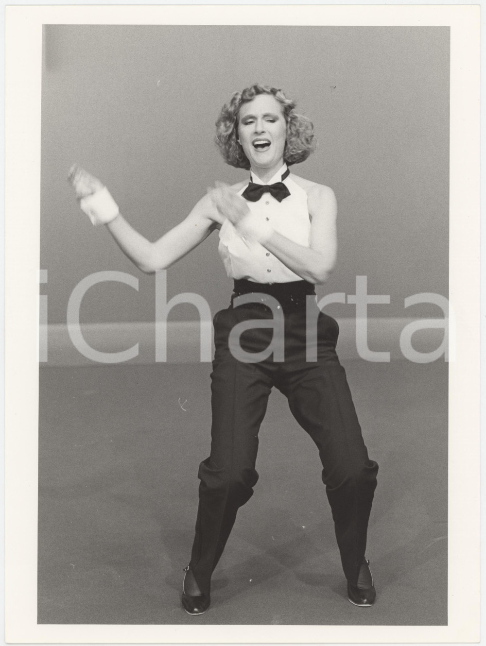 Fotografia d epoca originale 1985 ca RAI  Loretta GOGGI balla  Foto 18x24 cm 1