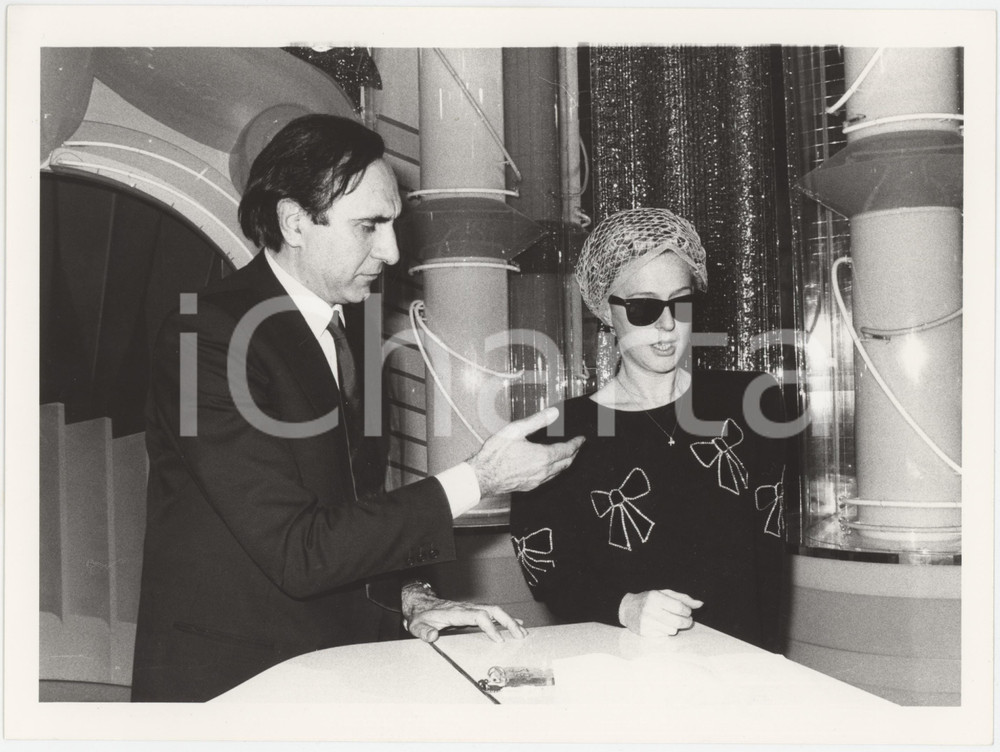 Fotografia d epoca originale 1985 ca RAI Pippo BAUDO Loretta GOGGI Foto 24x18 cm 1