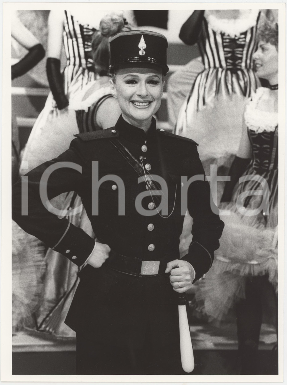 Fotografia d epoca originale 1985 RAI UNO Loretta Goggi in Quiz  Loretta GOGGI Carabiniere Foto 18x24 1 1