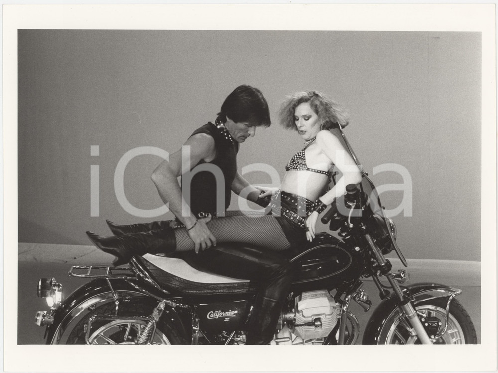 Fotografia d epoca originale 1985 RAI Loretta Goggi in quiz Loretta GOGGI Gianni BREZZA motociclisti  Foto 1