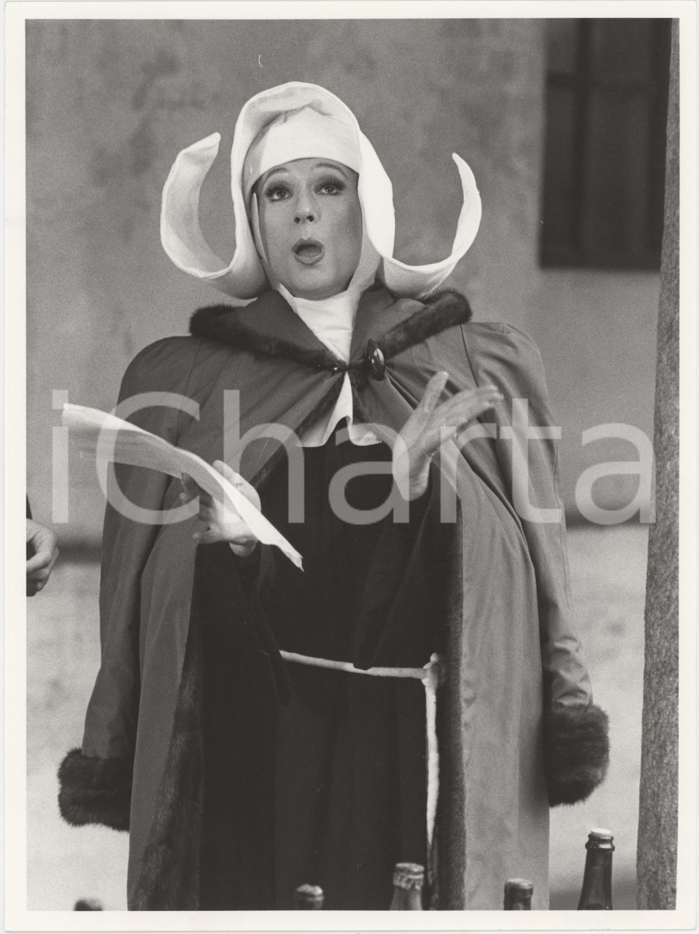 Fotografia d epoca originale 1985 RAI  Loretta GOGGI in costume da suora  Foto 18x24 cm 1
