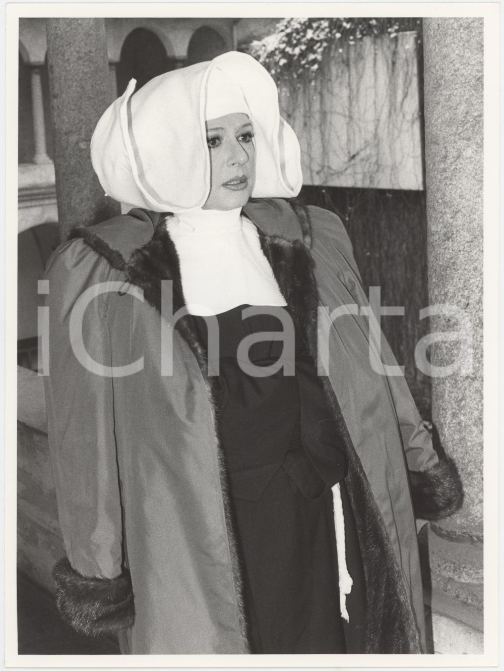 Fotografia d epoca originale 1985 RAI  Loretta GOGGI in costume da suora  Foto 18x24 cm 1 1