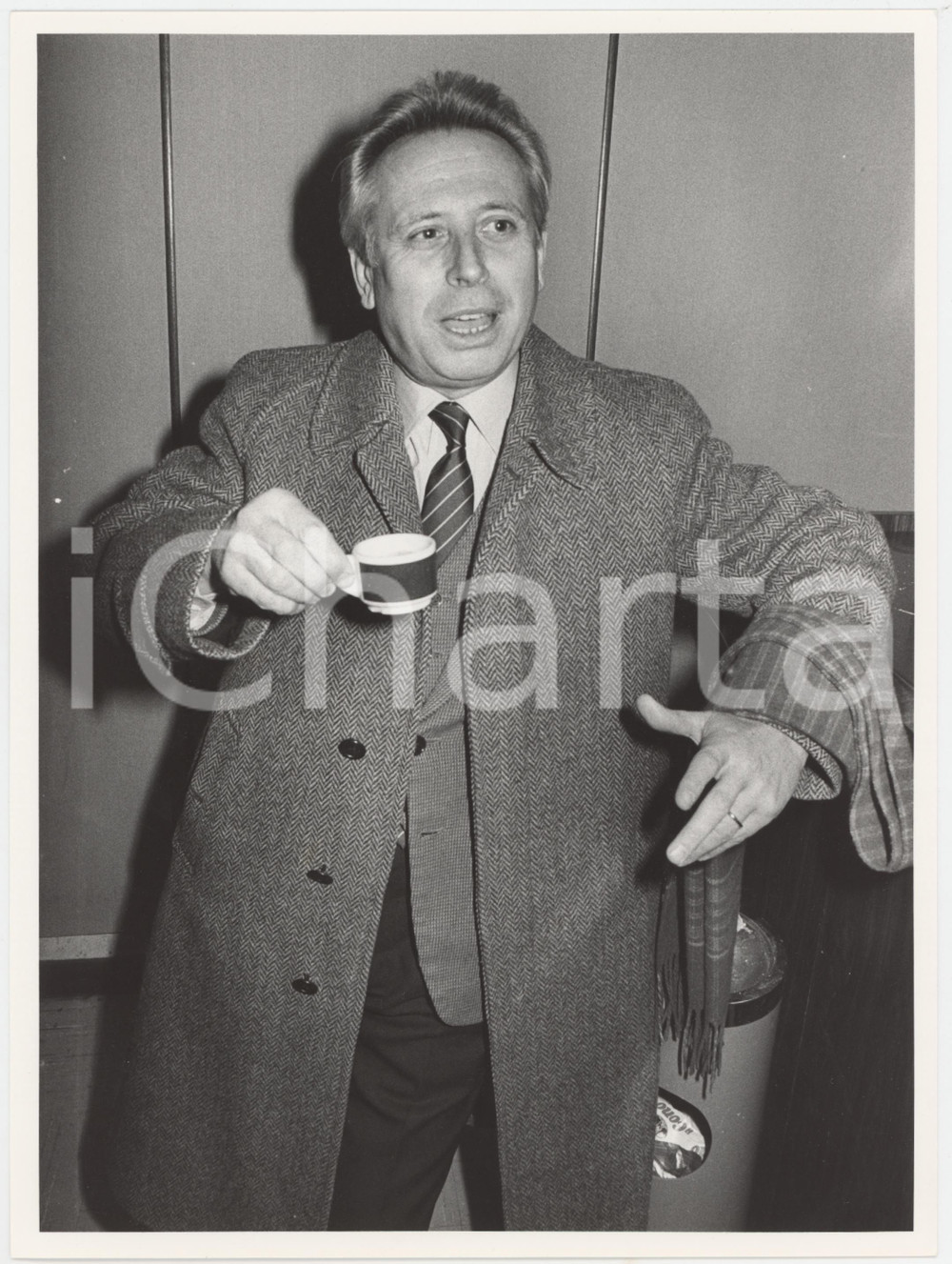 Fotografia d epoca originale 1985 ca DEMOCRAZIA CRISTIANA Luigi GRANELLI beve un caffÃ¨  Foto 18x24 cm 2 1