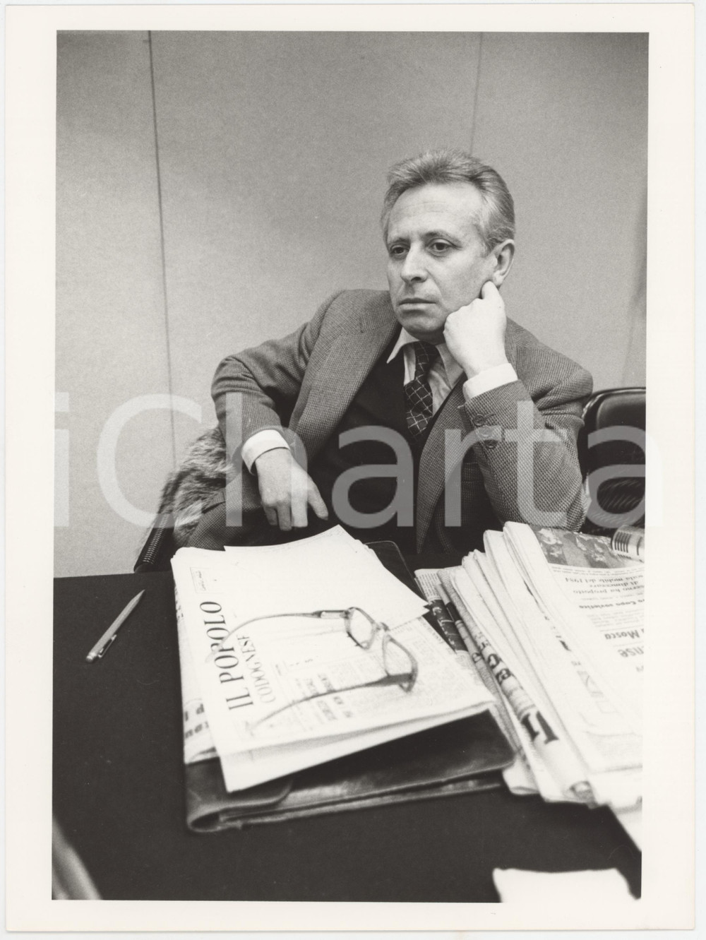Fotografia d epoca originale 1985 ca DEMOCRAZIA CRISTIANA Luigi GRANELLI legge IL POPOLO CODOGNESE Foto 18x24 1