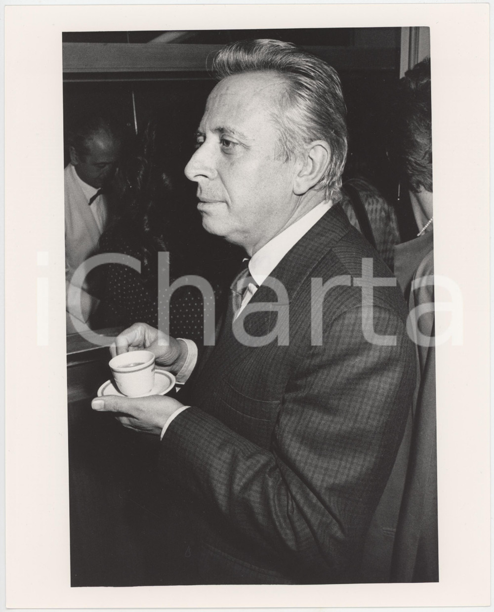 Fotografia d epoca originale 1985 ca DEMOCRAZIA CRISTIANA Luigi GRANELLI beve un caffÃ¨  Foto 20x25 cm 1