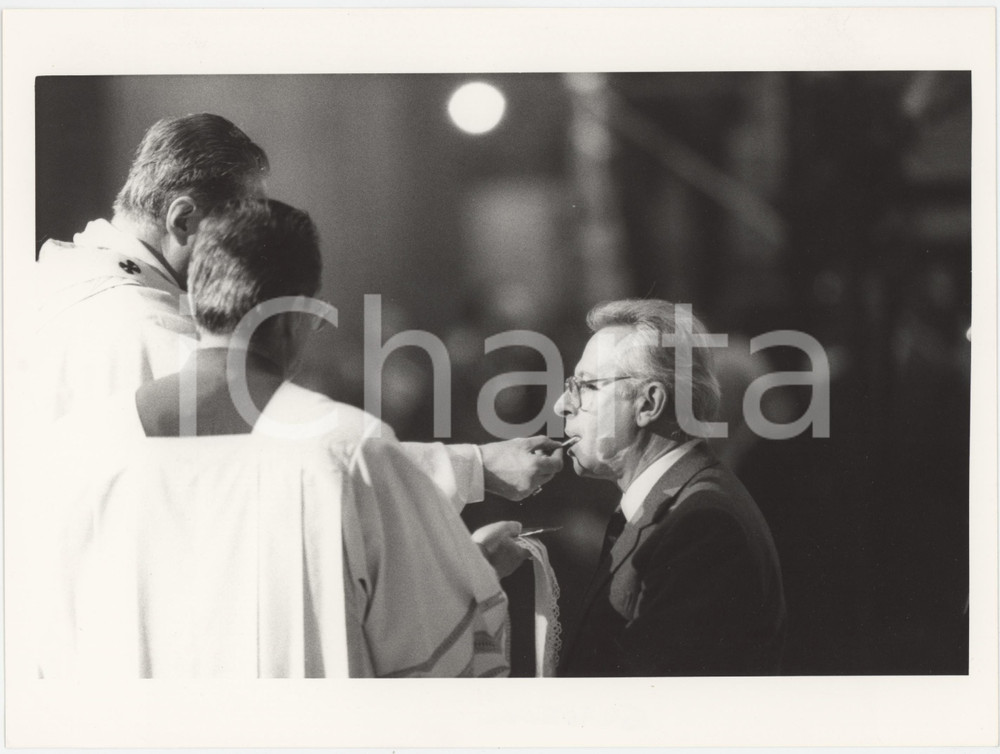 Fotografia d epoca originale 1985 ca MILANO  DEMOCRAZIA CRISTIANA Luigi GRANELLI riceve la Comunione  Foto 1