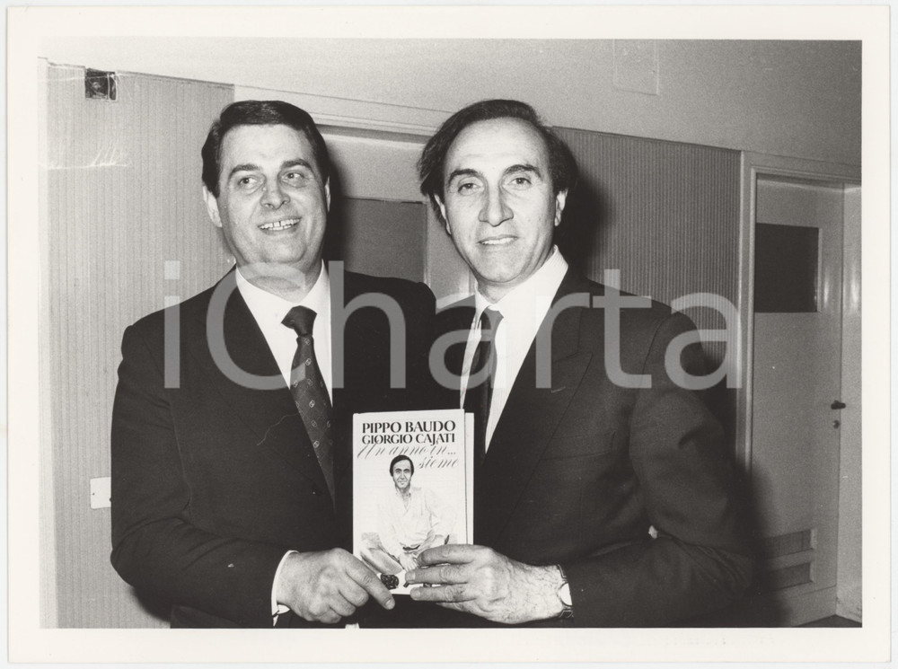 Fotografia d epoca originale 1985 ca Pippo BAUDO Giorgio CAJATI con il libro Un anno in...sieme Foto 1