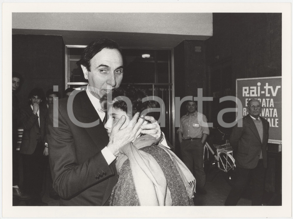 Fotografia d epoca originale 1985 ca ITALIA  COSTUME Pippo BAUDO con la figlia Tiziana  Foto 24x18 cm 5 1