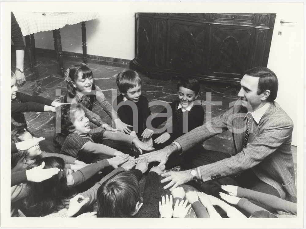 Fotografia d epoca originale 1975 ca ITALIA  COSTUME Pippo BAUDO gioca con la figlia Tiziana  Foto 24x18 cm 1