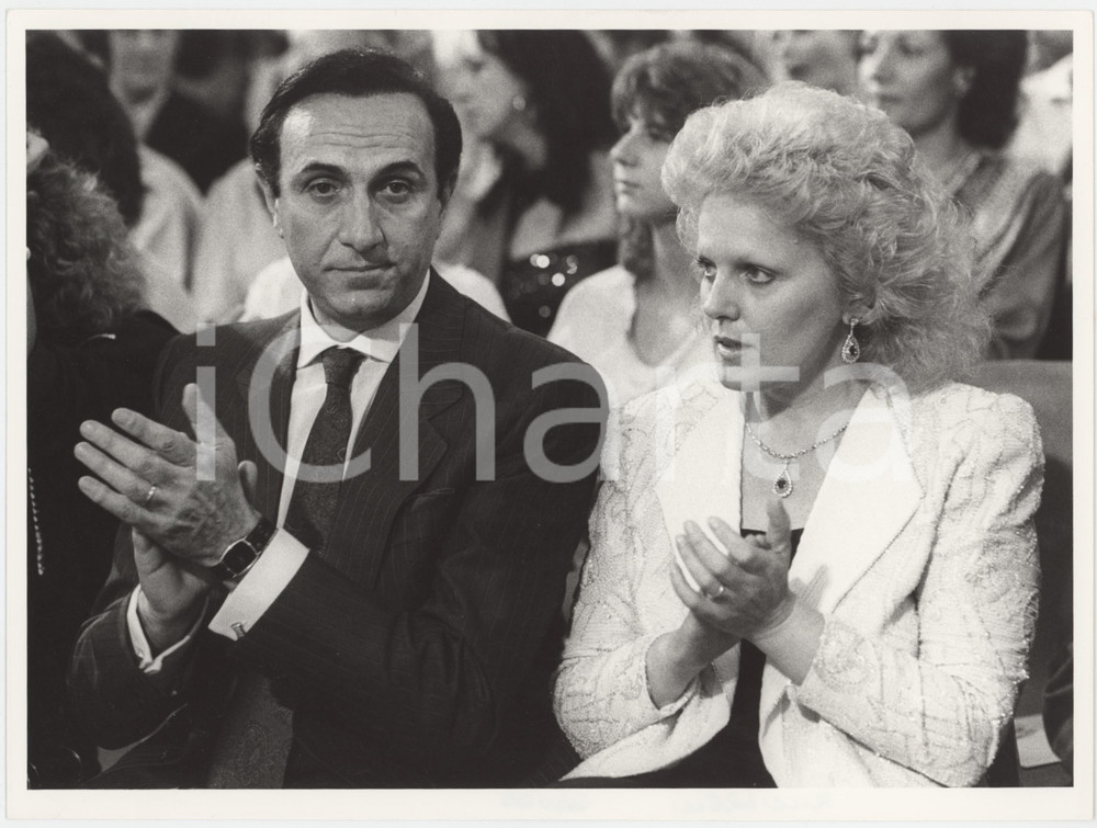Fotografia d epoca originale 1985 ca ITALIA  COSTUME Pippo BAUDO Katia RICCIARELLI Foto 24x18 cm 1