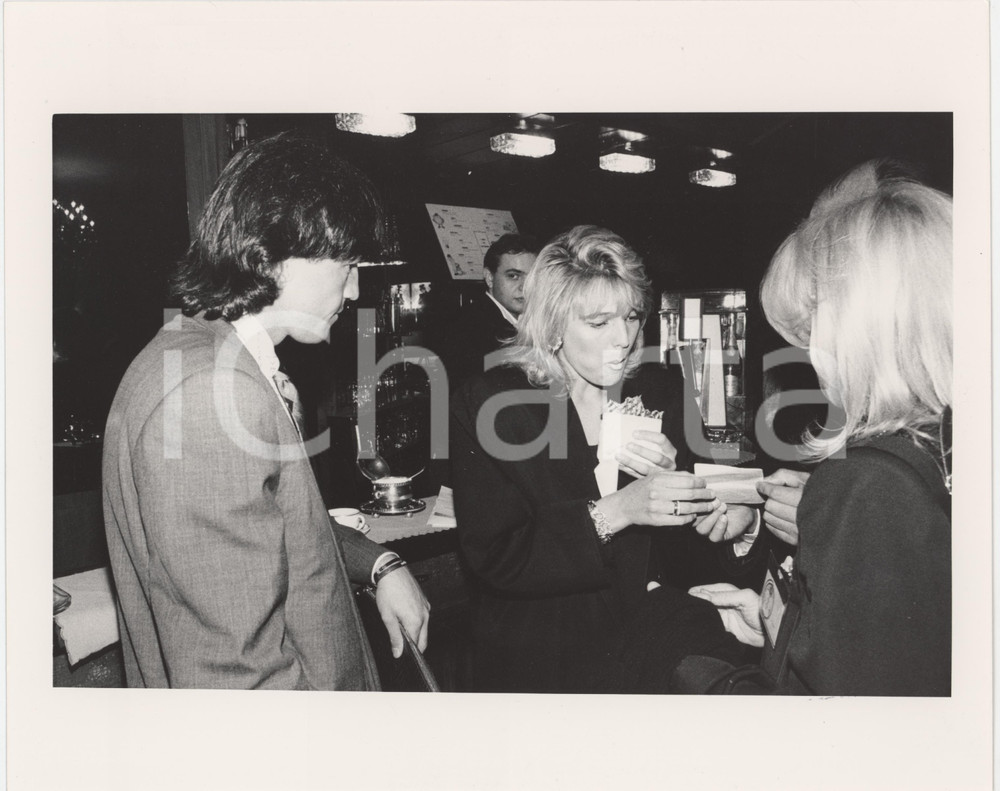 1985 ca ITALIA - COSTUME Walter ZENGA Roberta TERMALI con la madre - Foto 25x20