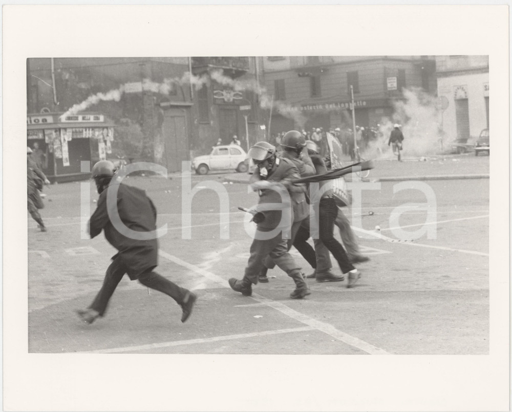 Fotografia d epoca originale 1970 ca MILANO ANNI DI PIOMBO Polizia  Scontri studenteschi  Foto REPRINT 1990 1