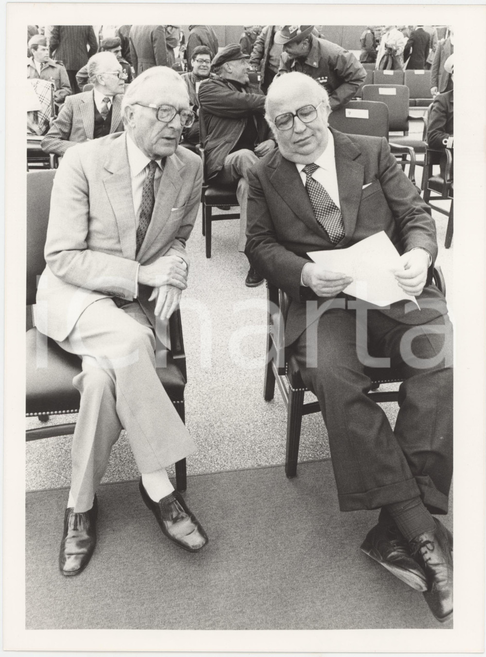 Fotografia d epoca originale 1985 ca ITALIA  POLITICA Lord Peter CARRINGTON Giovanni SPADOLINI Foto 18x24 cm 1
