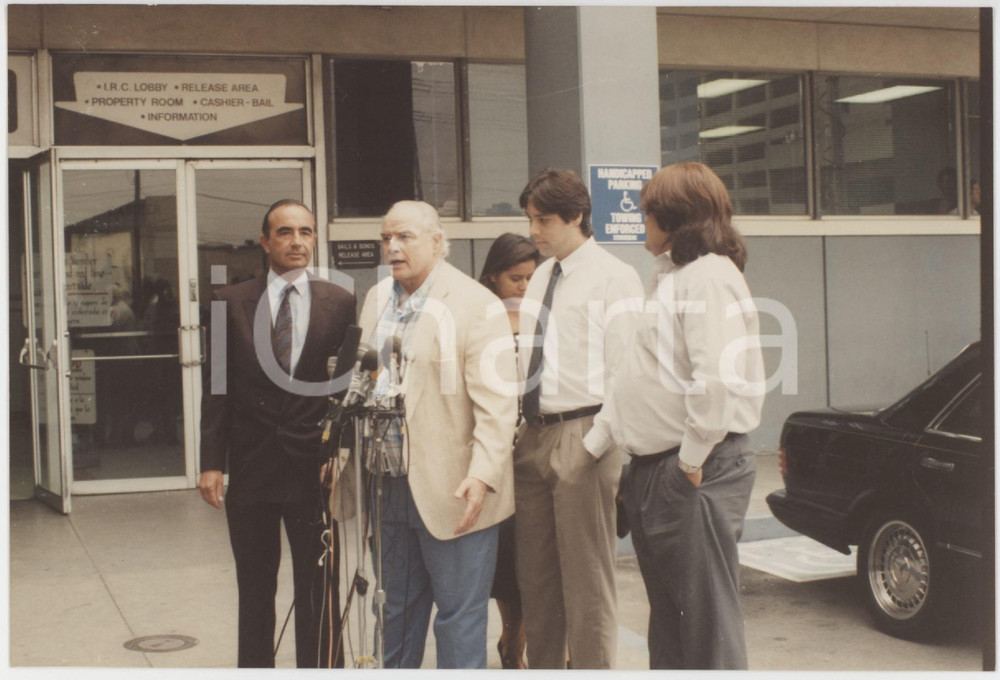 Fotografia d epoca originale 1990 LOS ANGELES COUNTY JAIL Marlon BRANDO with sons Christian and Miko  Foto 7 1