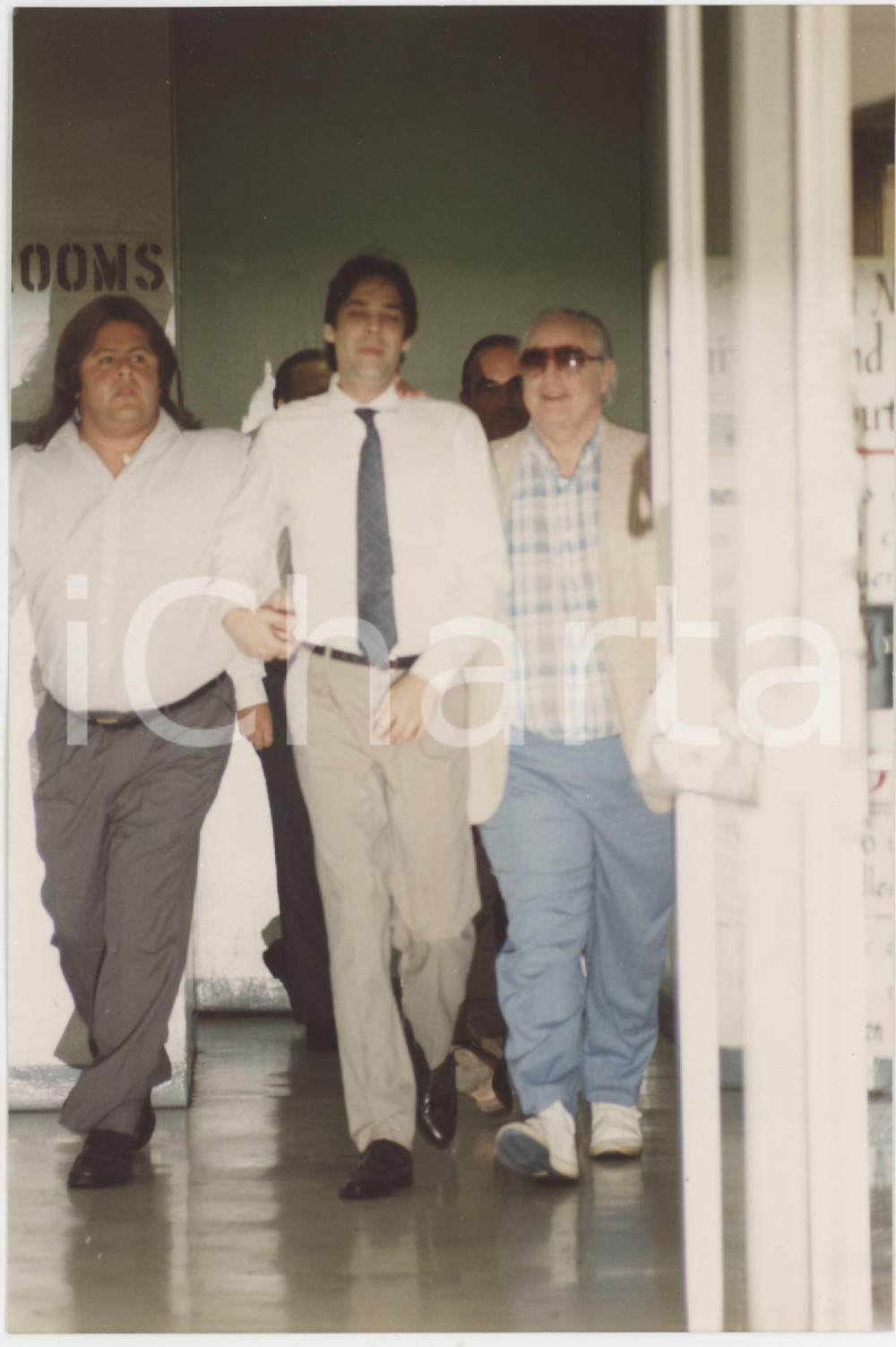 Fotografia d epoca originale 1990 LOS ANGELES COUNTY JAIL Marlon BRANDO with sons Christian and Miko  Foto 8 1