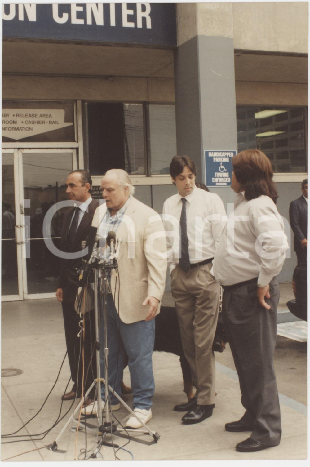 Fotografia d epoca originale 1990 LOS ANGELES COUNTY JAIL Marlon BRANDO with sons Christian and Miko  Foto 1