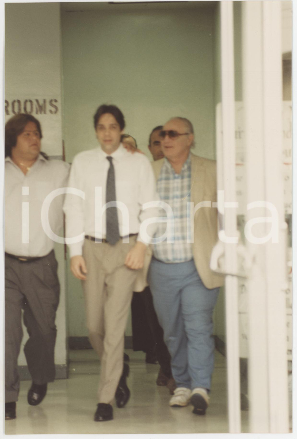 Fotografia d epoca originale 1990 LOS ANGELES COUNTY JAIL Marlon BRANDO with sons Christian and Miko  Foto 9 1