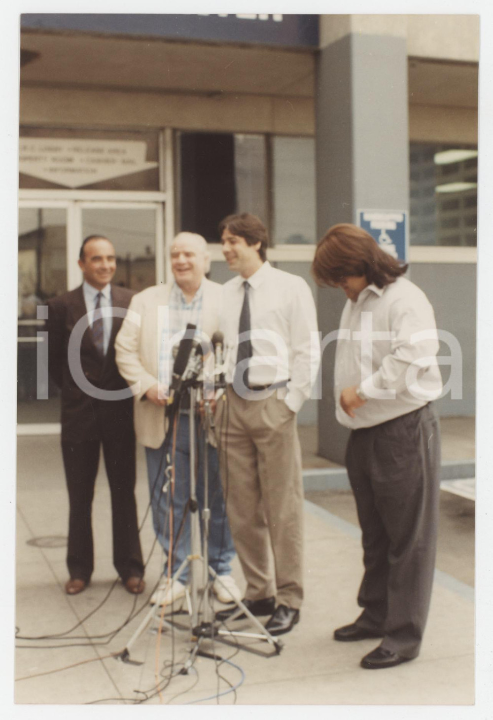 Fotografia d epoca originale 1990 LOS ANGELES COUNTY JAIL Marlon BRANDO with sons Christian and Miko  Foto 6 1