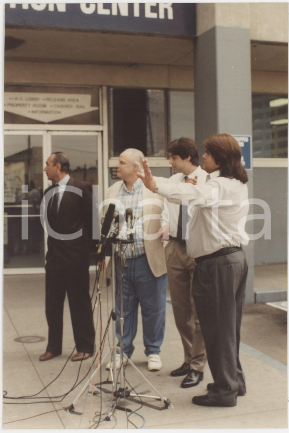 Fotografia d epoca originale 1990 LOS ANGELES COUNTY JAIL Marlon BRANDO with sons Christian and Miko  Foto 3 1