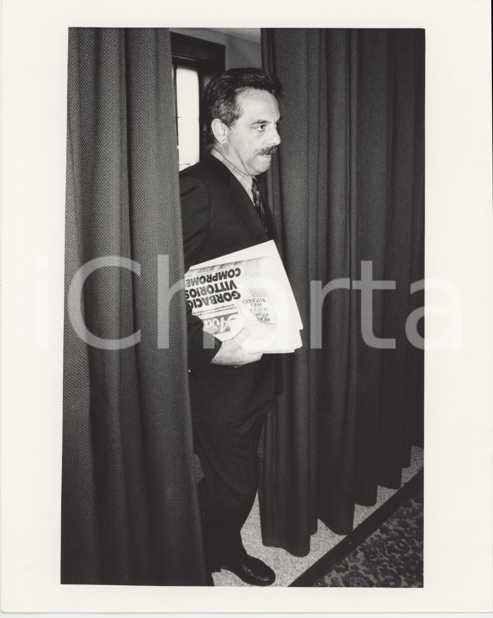 Fotografia d epoca originale 1985 ca PARTITO SOCIALISTA Giampaolo SODANO legge AVANTI! Foto 20x25 cm 1