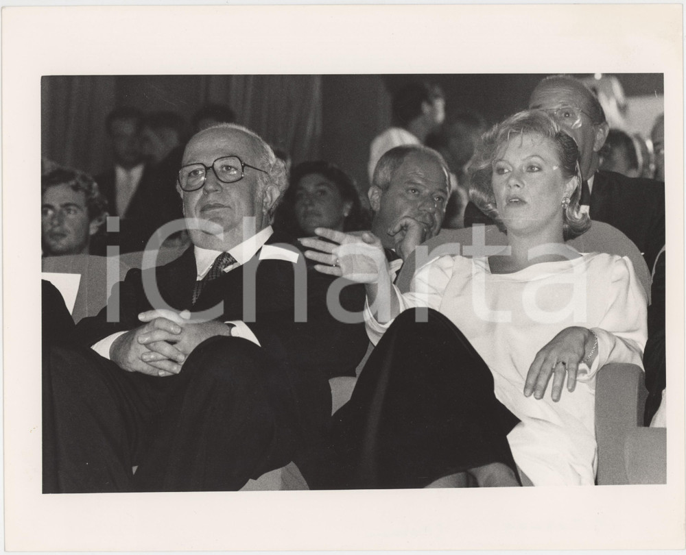 Fotografia d epoca originale 1985 VENEZIA Mostra del Cinema  Kathleen TURNER Giovanni SPADOLINI Foto 25x20 1