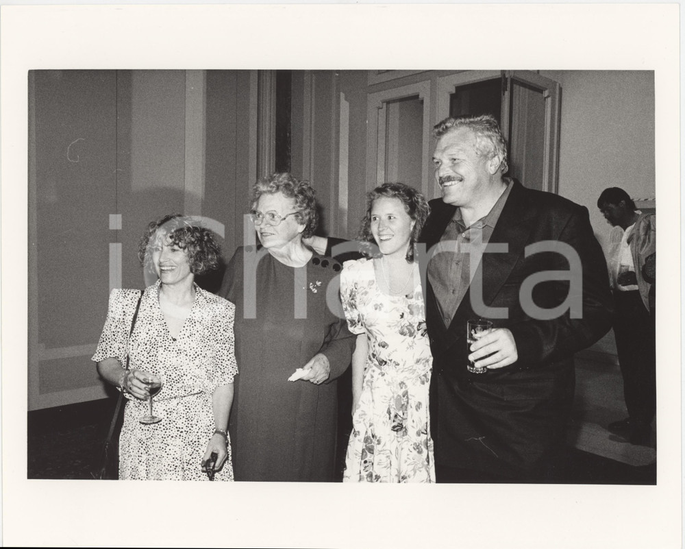 Fotografia d epoca originale 1987 MILANO ? Brian DENNEHY con la moglie Juliet e la madre Anna  Foto 1 1