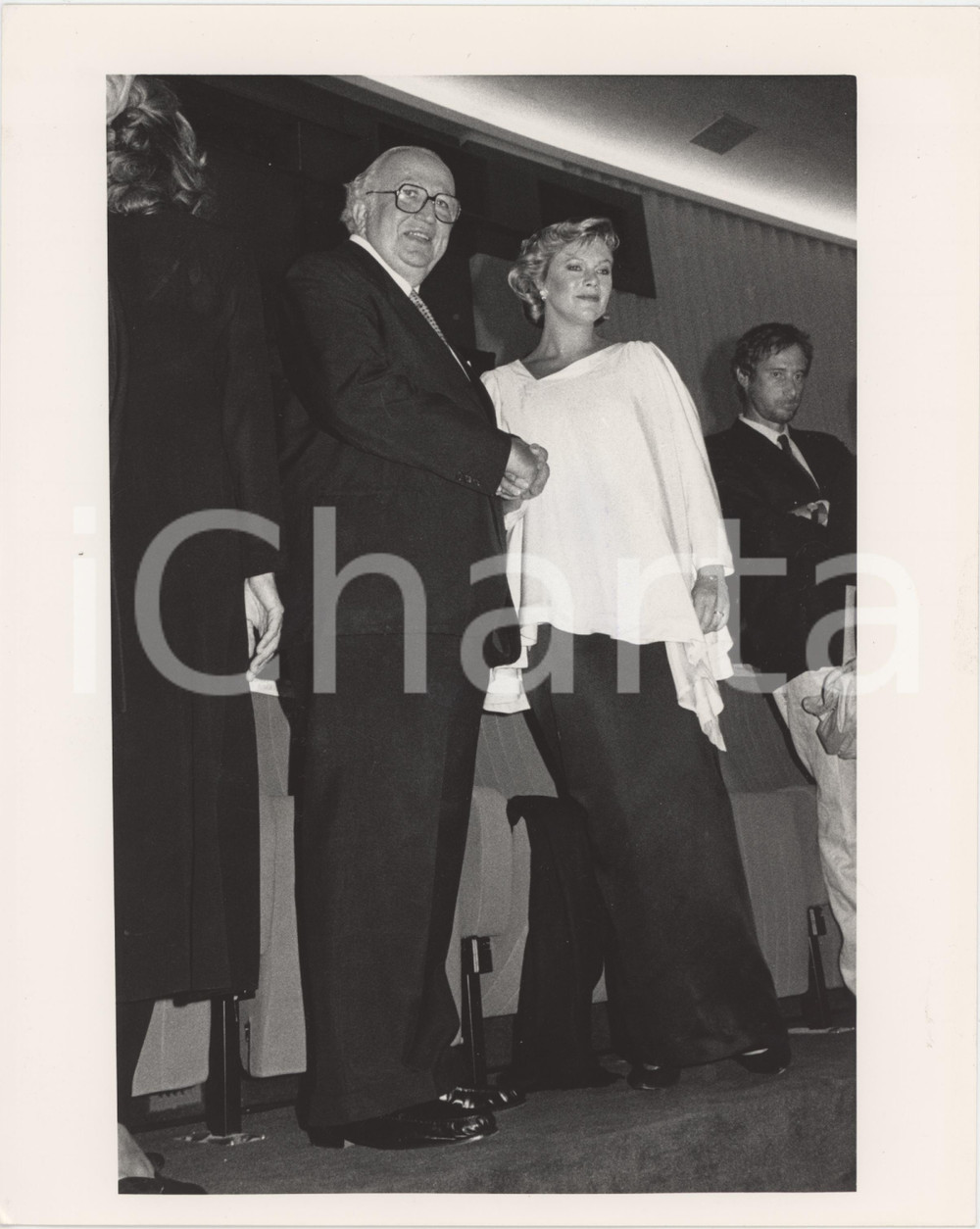 Fotografia d epoca originale 1985 ca VENEZIA  CINEMA Kathleen TURNER Giovanni SPADOLINI Foto 20x25 cm 1 1