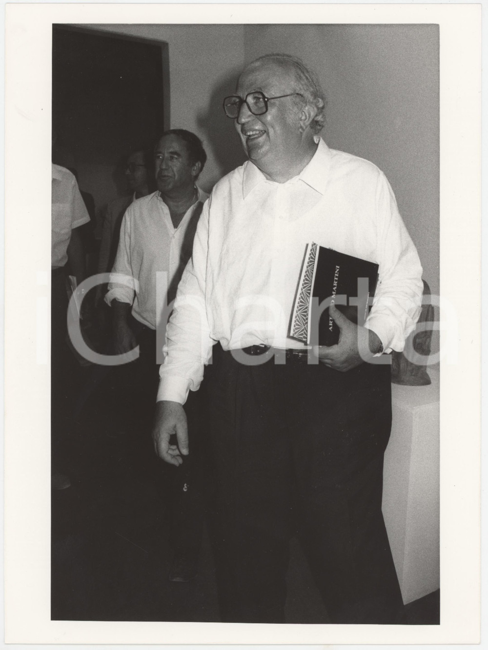 Fotografia d epoca originale 1985 ca ITALIA  PRI Giovanni SPADOLINI con catalogo mostra Arturo MARTINI Foto 1