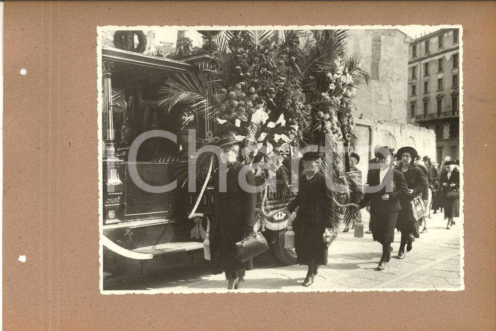 Fotografia d epoca originale 1942 MILANO SAN VITTORE Via Olona ang. De Amicis  Corteo funebre  Foto 1