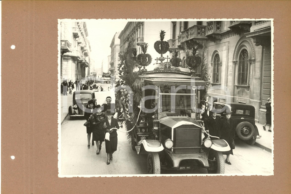 Fotografia d epoca originale 1942 MILANO SAN VITTORE Via Ariberto 27  Partenza di un corteo funebre  Foto 1