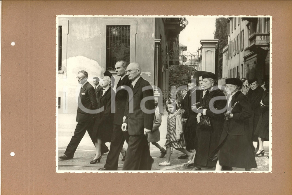 Fotografia d epoca originale 1942 MILANO Via San Vittore  Corteo funebre  Foto FARABOLA 1