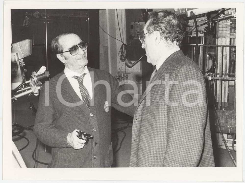 Fotografia d epoca originale 1985 RAI DUE Il tastomatto Enzo TRAPANI Arnoldo FOÃ€ giocano con pistola  Foto 1