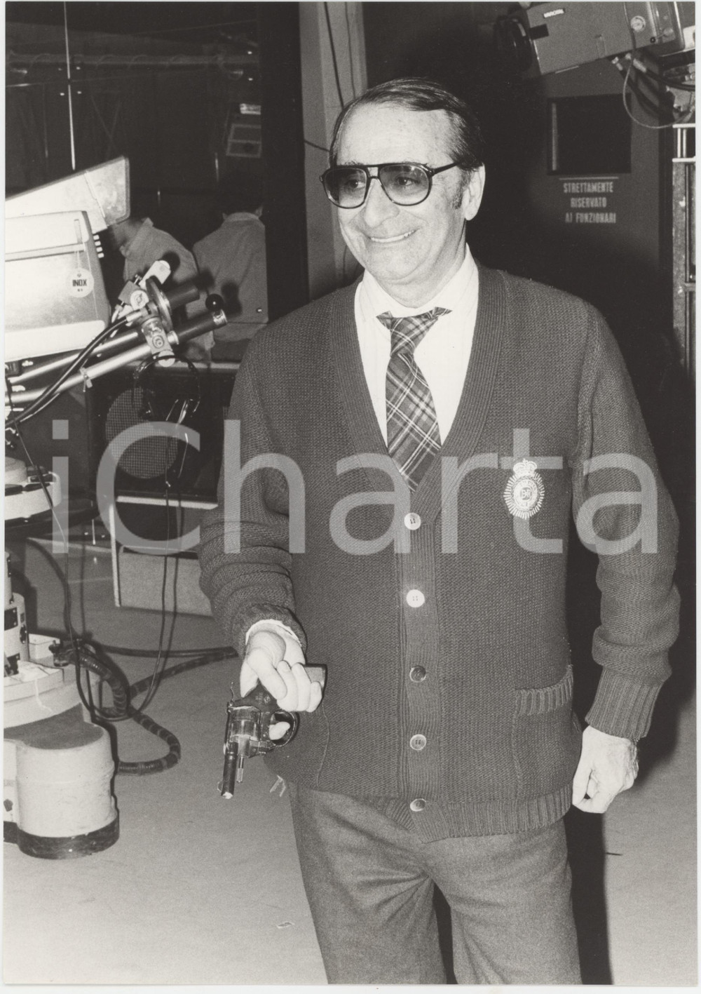 Fotografia d epoca originale 1985 RAI DUE Il tastomatto  Enzo TRAPANI gioca con una pistola  Foto 1 1