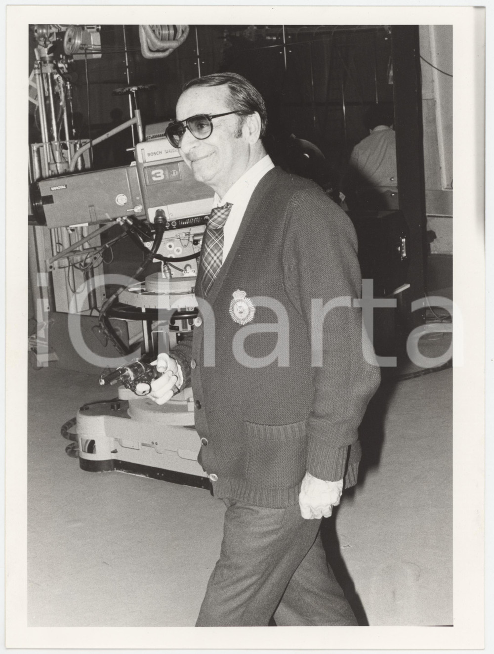 Fotografia d epoca originale 1985 RAI DUE Il tastomatto  Enzo TRAPANI gioca con una pistola  Foto 18x24 1