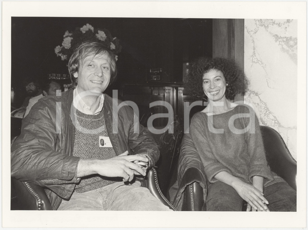 Fotografia d epoca originale 1985 ITALIA  COSTUME Beatrice ROMANO con il fidanzato  Foto 24x18 cm 1 1