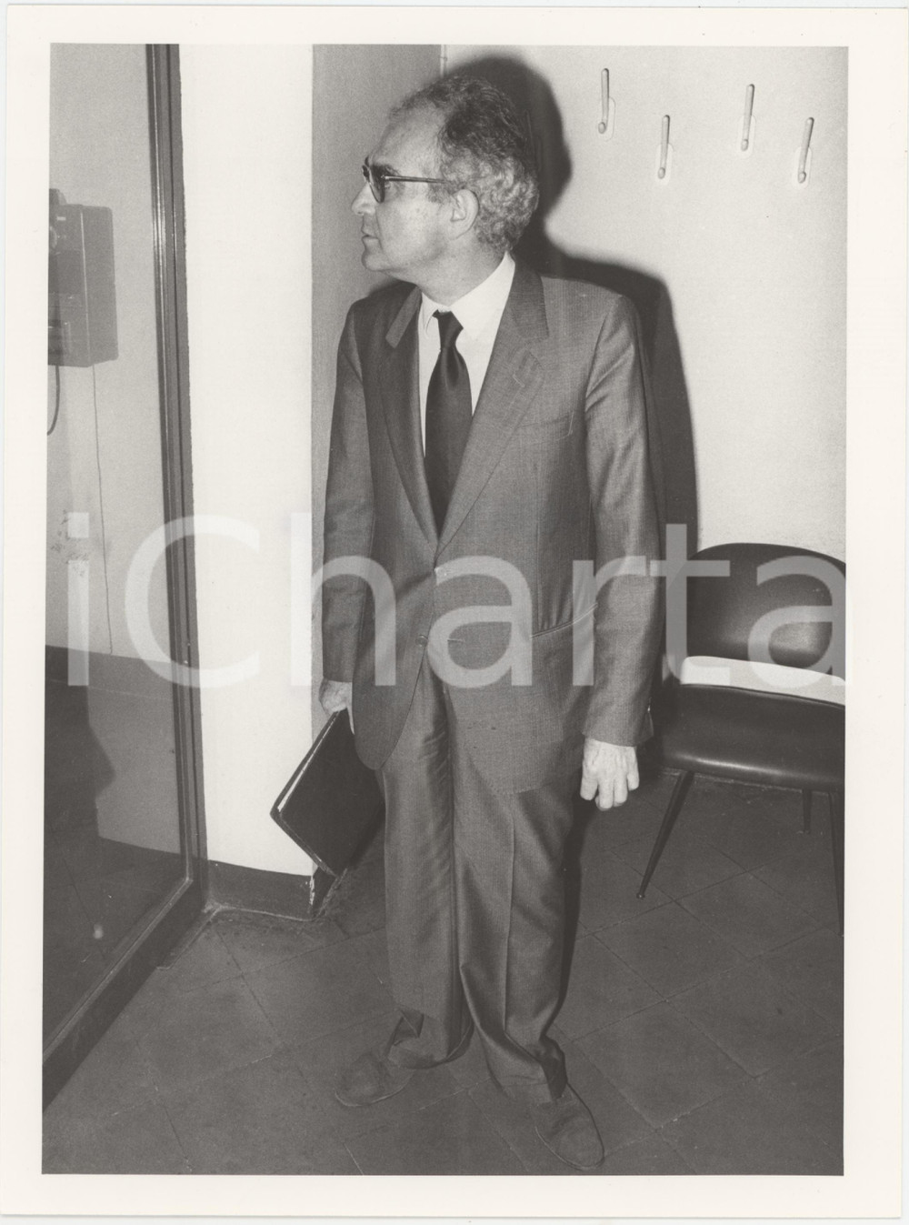 Fotografia d epoca originale 1985 ca ITALIA  COSTUME Massimo PINI Ritratto del dirigente  Foto 18x24 cm 1 1