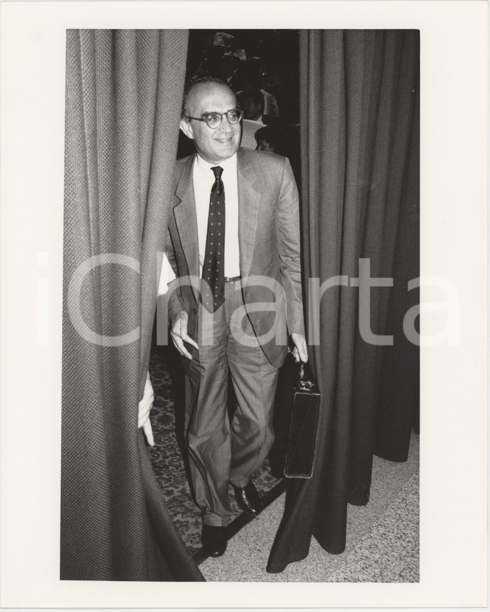 Fotografia d epoca originale 1985 ca ITALIA  COSTUME Massimo PINI Ritratto del dirigente  Foto 20x25 cm 2 1