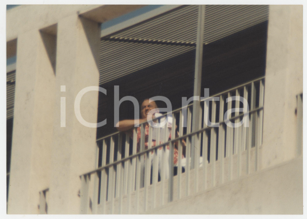 Fotografia d epoca originale 1997 NAPOLI  FESTIVALBAR Vittorio SALVETTI paparazzato sul balcone  Foto 1