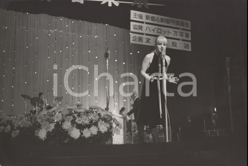 1969 FESTIVAL DI TOKYO Carmen VILLANI canta "Piccola piccola" - Foto 30x20 cm
