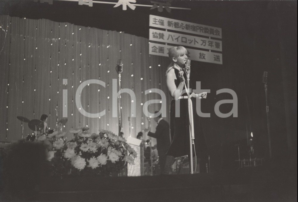 Fotografia d epoca originale 1969 FESTIVAL DI TOKYO Carmen VILLANI canta Piccola piccola  Foto 30x20 1 1