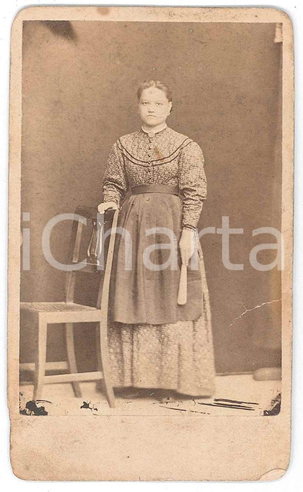 1870 ca ITALIA Giovane donna con ventaglio - Ritratto - Fotografia CDV