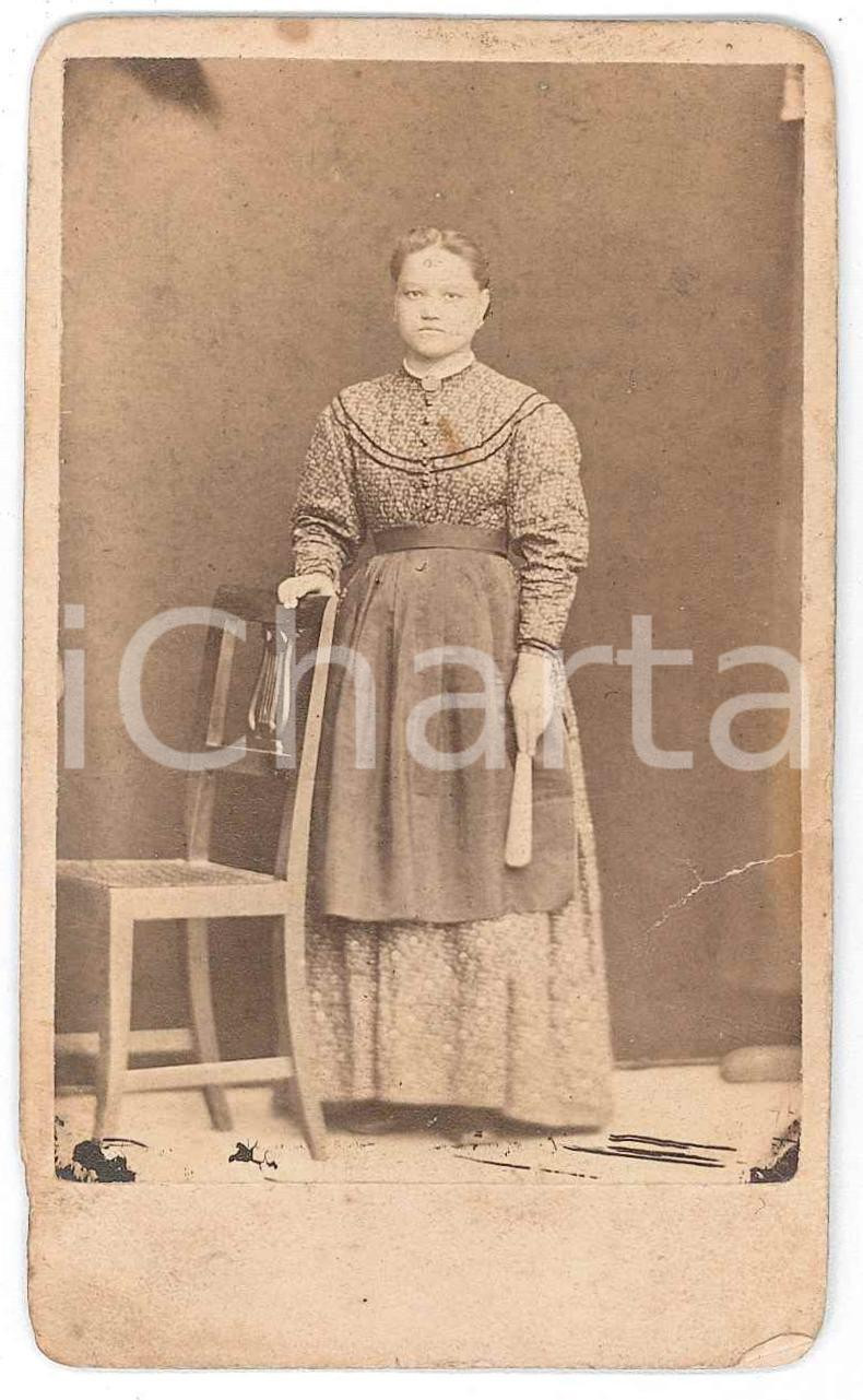 Fotografia d epoca originale 1870 ca ITALIA Giovane donna con ventaglio  Ritratto  Fotografia CDV 1