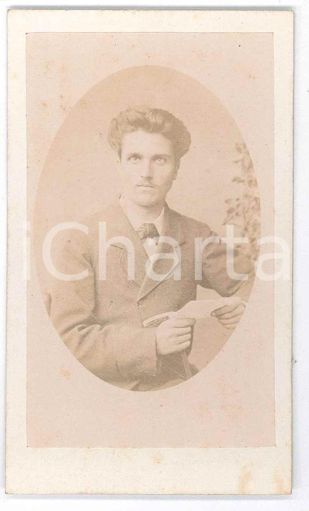 1870 ca ITALIA Giovane uomo con una lettera - Ritratto - Fotografia CDV