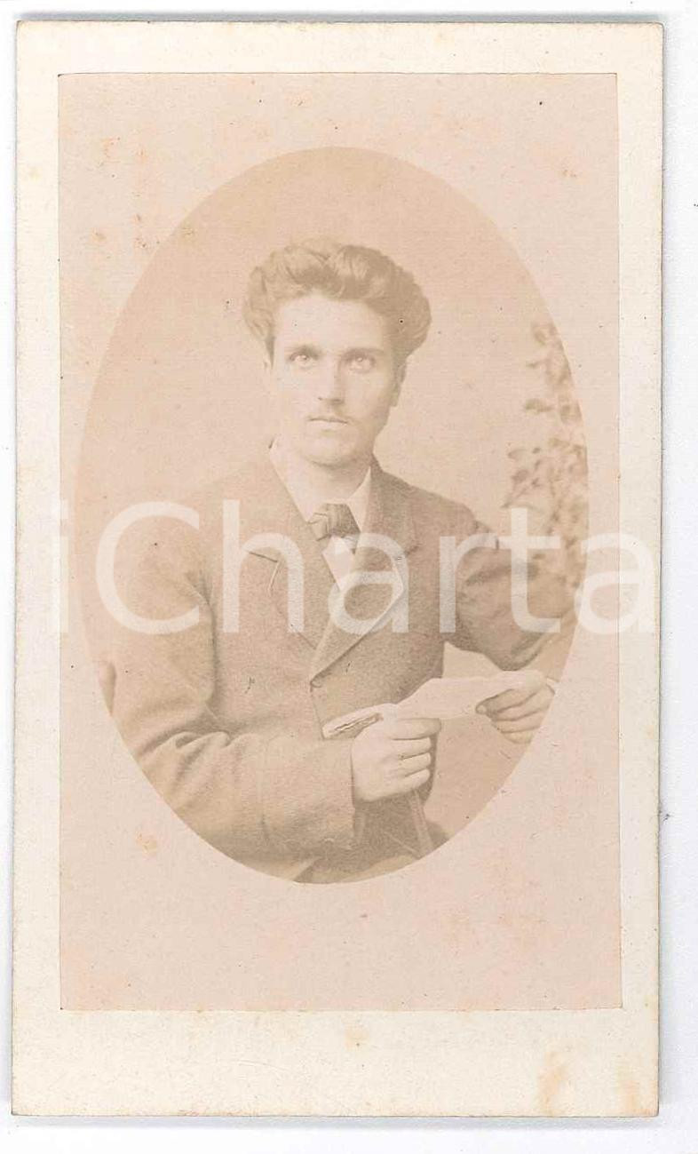Fotografia d epoca originale 1870 ca ITALIA Giovane uomo con una lettera  Ritratto  Fotografia CDV 1