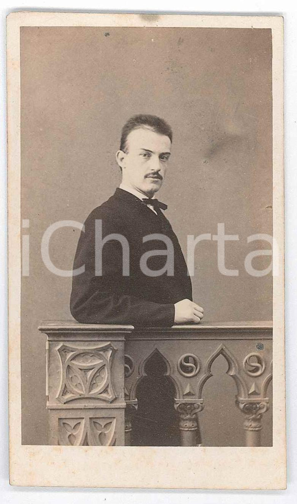 Fotografia d epoca originale 1870 ca ITALIA Giovane uomo alla balaustra  Ritratto  Foto CDV 1